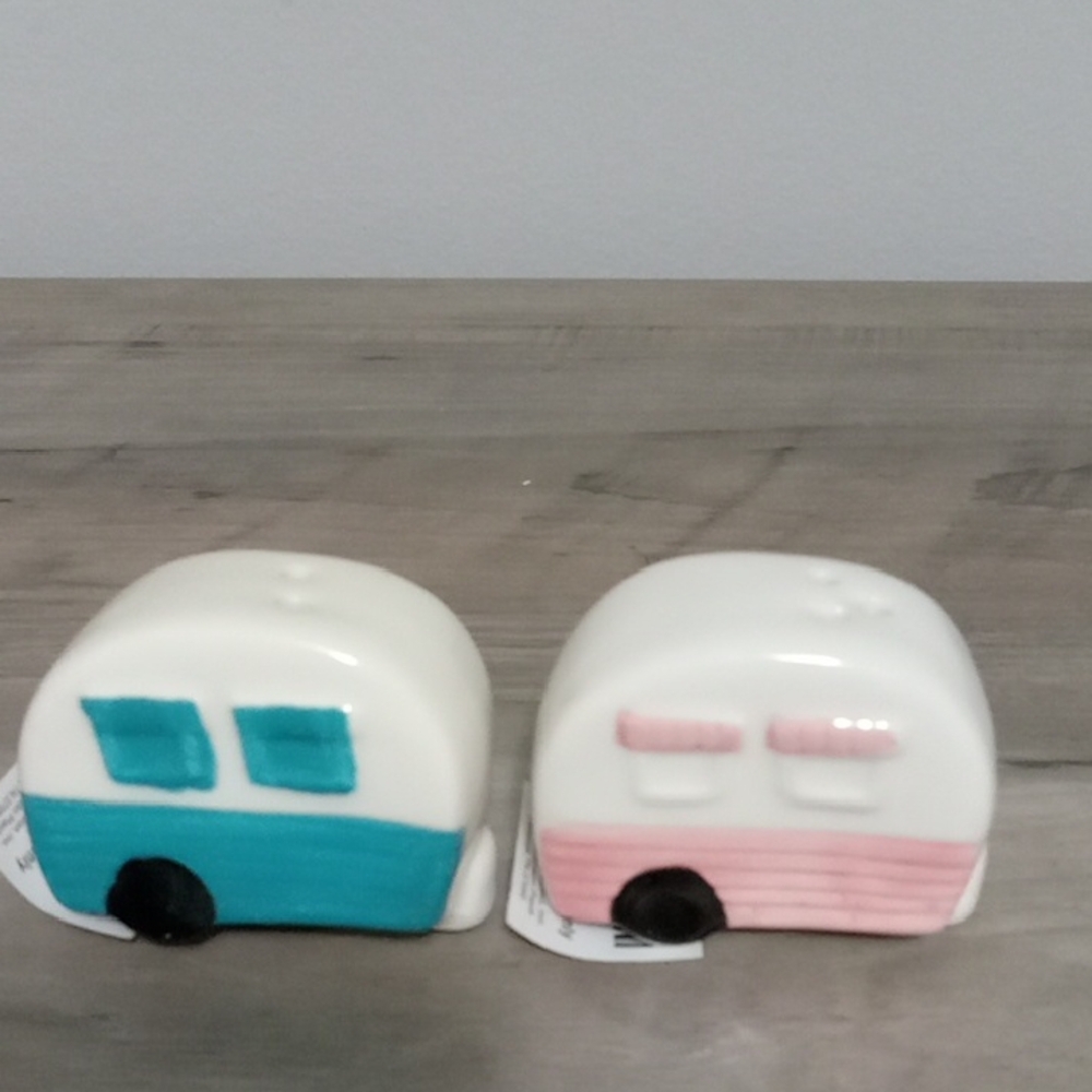 Cracker Barrel Campers Salt & Pepper Shakers Nwt